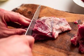 Jen omýt vodou nestačí. Kuchyňské prkénko je semeništěm bakterií, může vám z něj být špatně a ani to nevíte